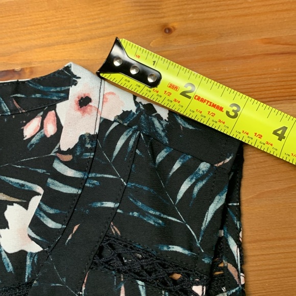 Kismet Office Top, Lightweight, sleeveless, Wrinkle Free, Button Up w Placket - Picture 4 of 9